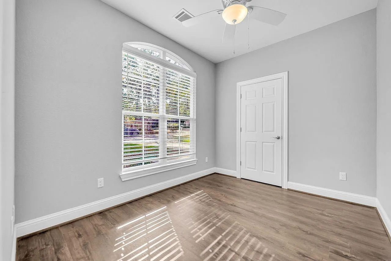 3 bed, 2.0 bath, 2001 sqft, $2,300 — Photo 2