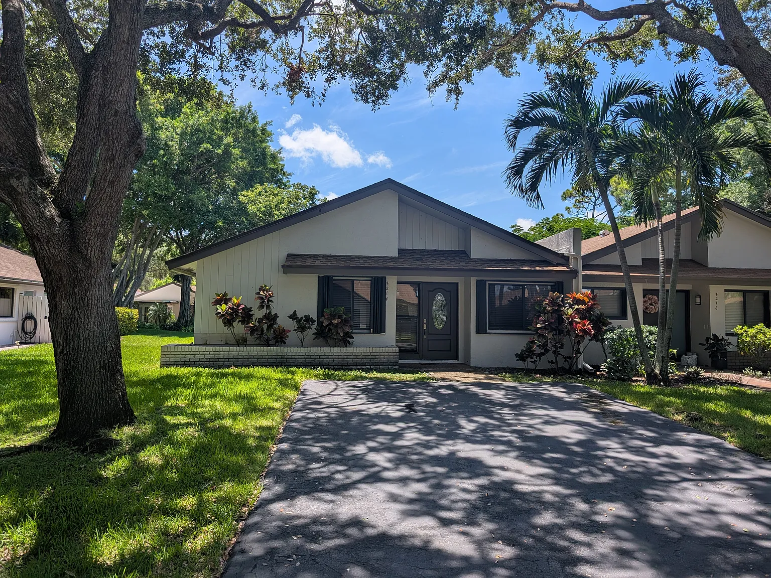 4214 Palm Forest Dr N — Photo 2