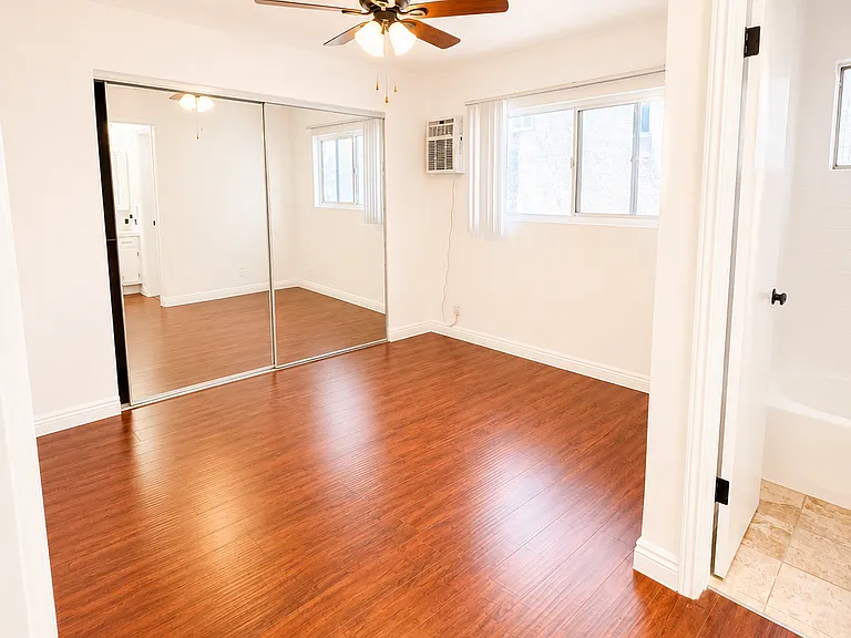 Hollyking Apartments — Photo 47