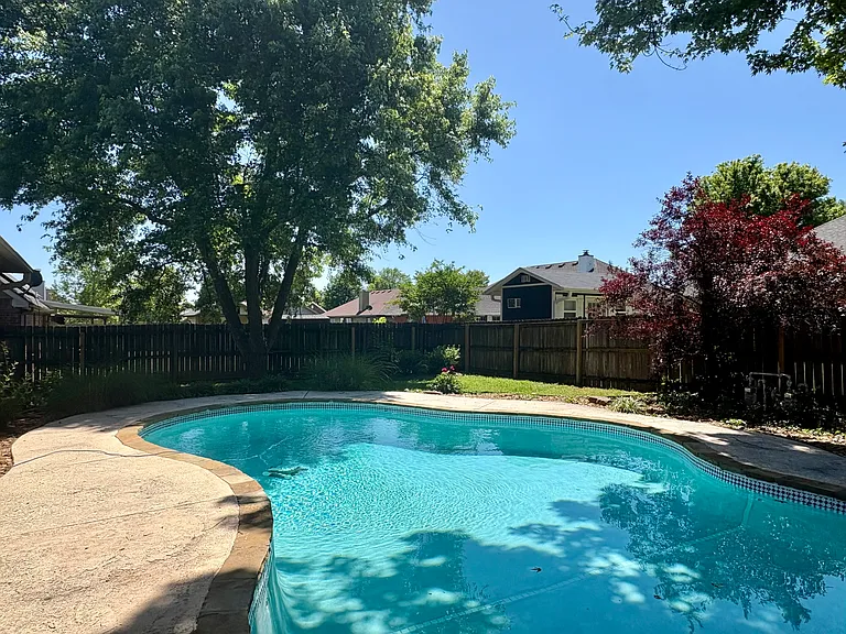 220 Bluff Dr — Photo 3