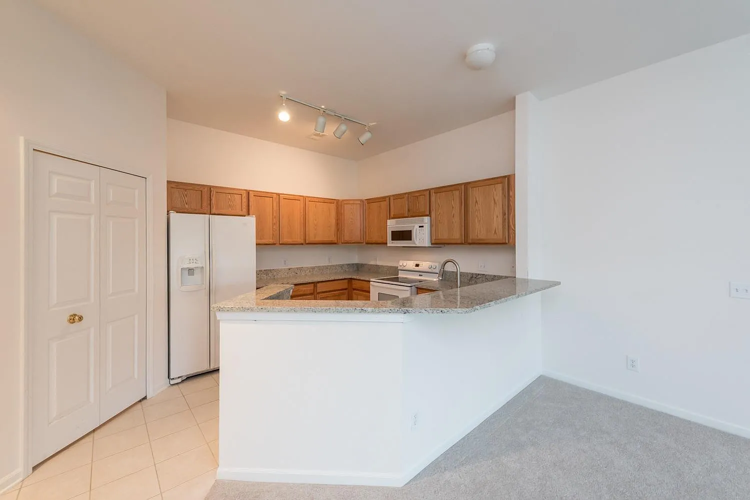 2 bed, 2.0 bath, 1094 sqft, $2,050 — Photo 4