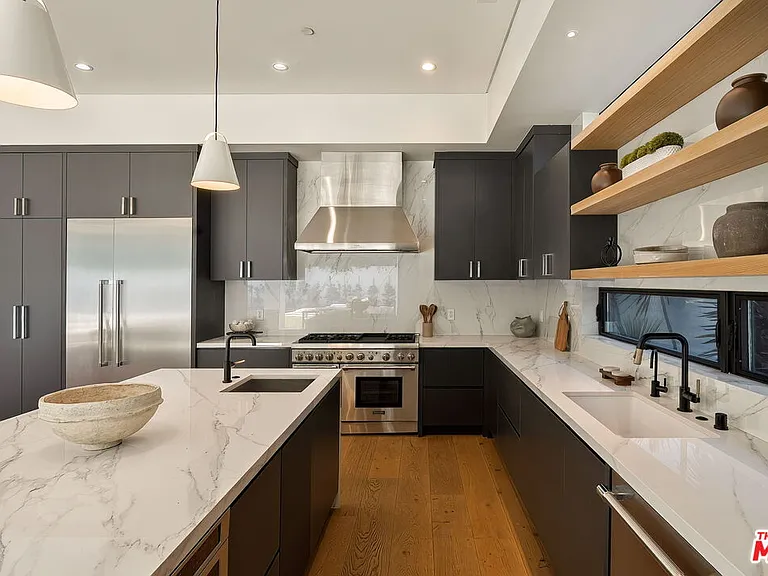 14812 Morrison St — Photo 22