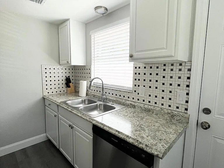 607 Lyndhurst St — Photo 12
