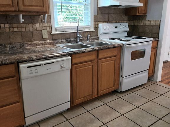4th image of 10415 E 27th St