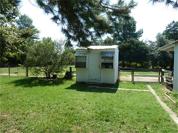 Workshop has toilet. Great for hobbies.