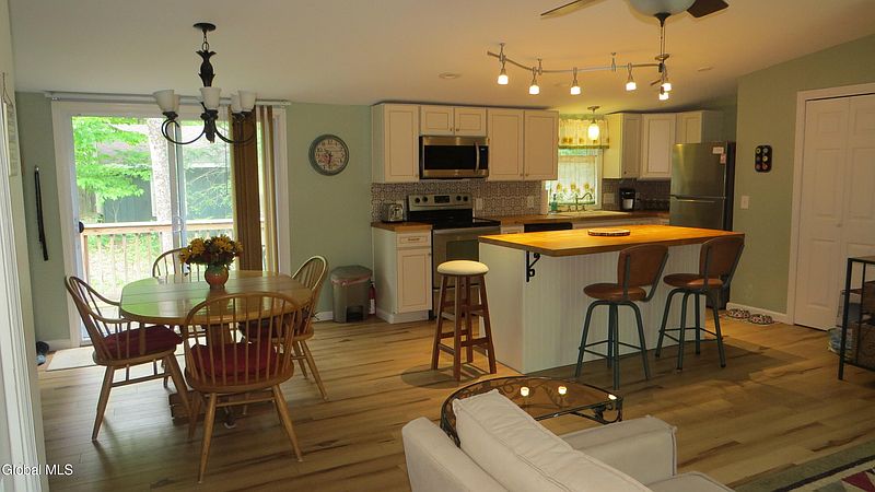 3rd image of 122 Hemlock Terrace