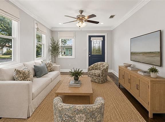 3rd image of 475 Lions St