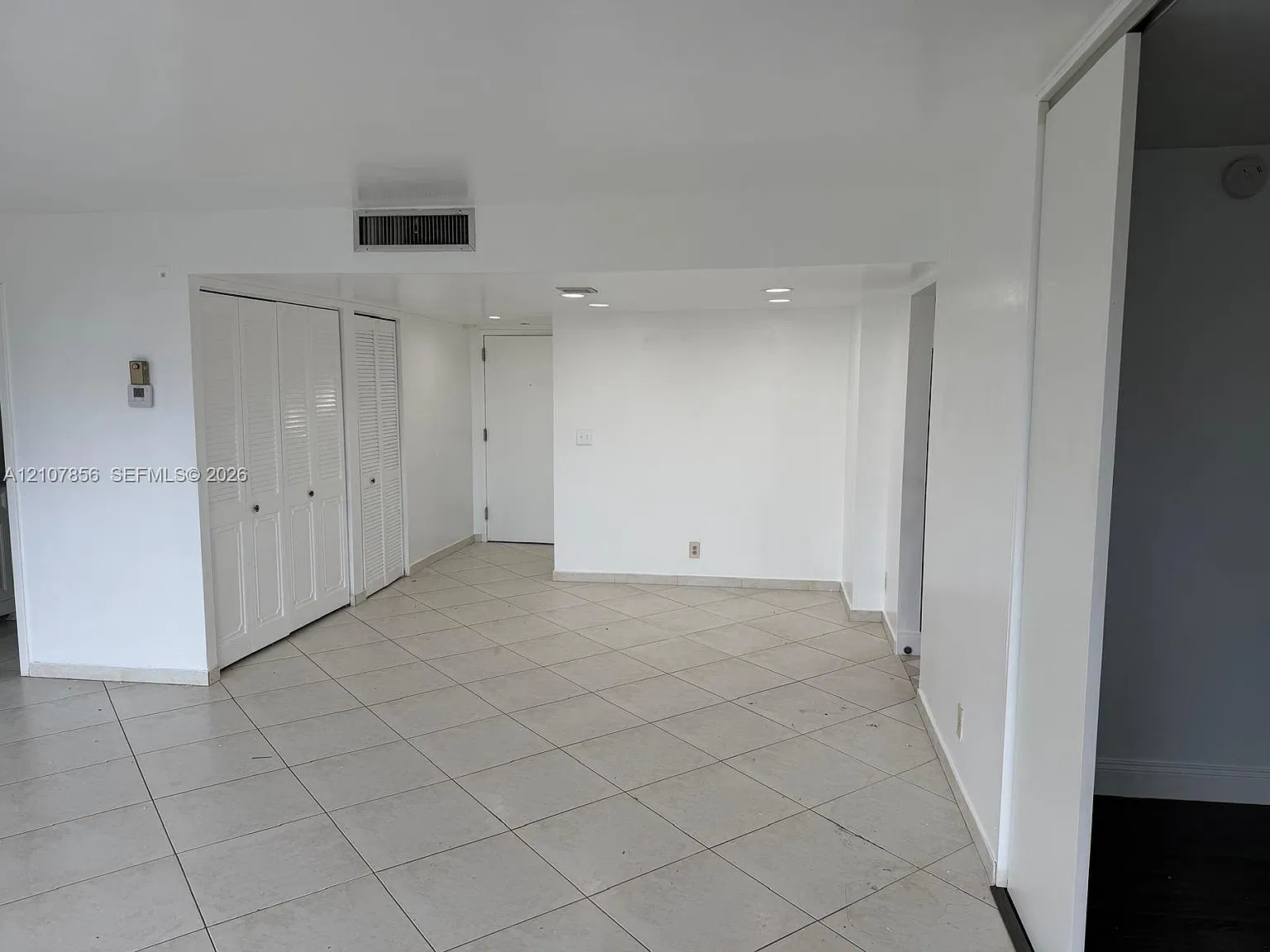 Avant Garde Condo — Photo 4