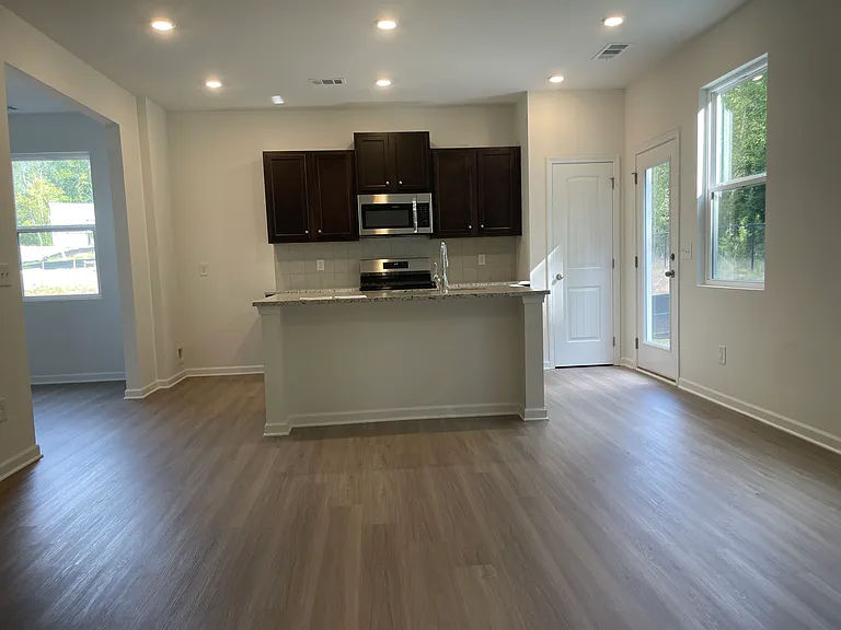 146 Parkwood Dr — Photo 6