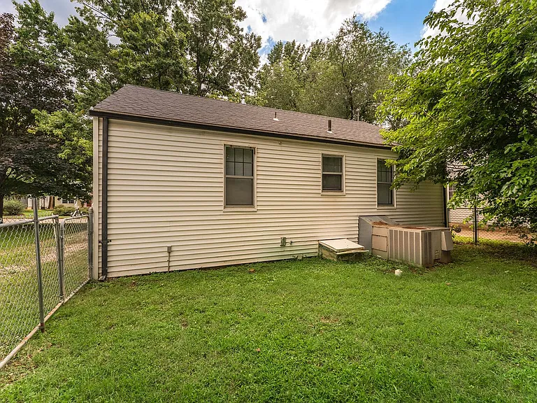 611 W Minota St — Photo 21