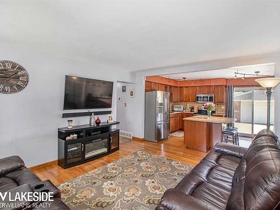 4th image of 25260 Chippendale St