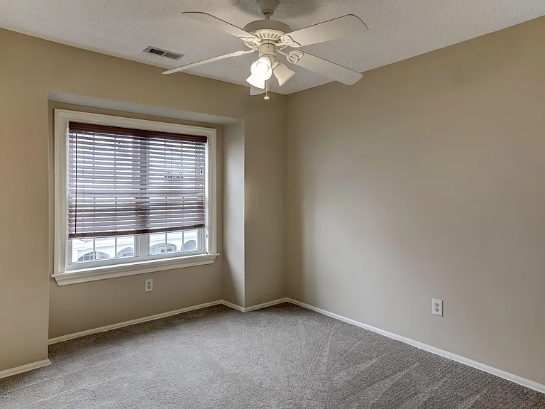 92 Tulip Ln — Photo 10