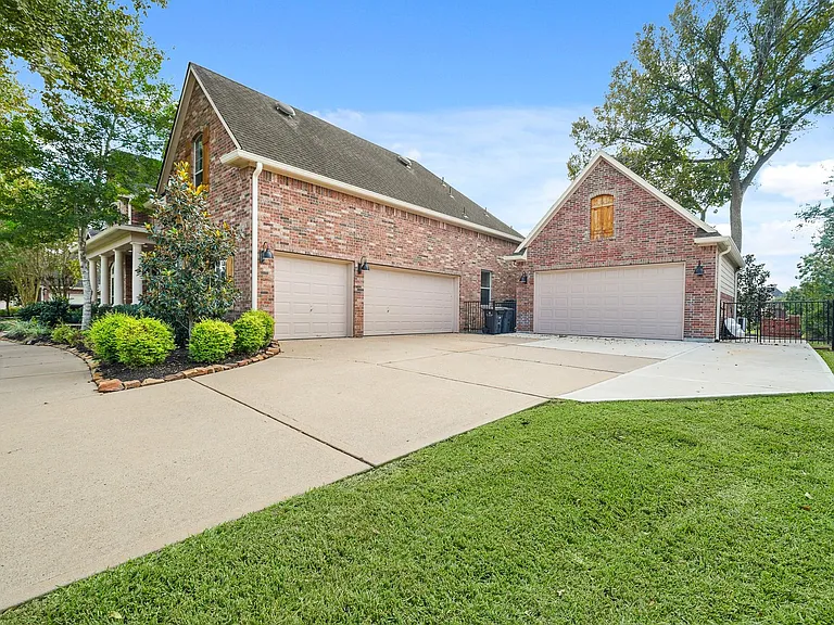 4703 Oxbow Cir W — Photo 2
