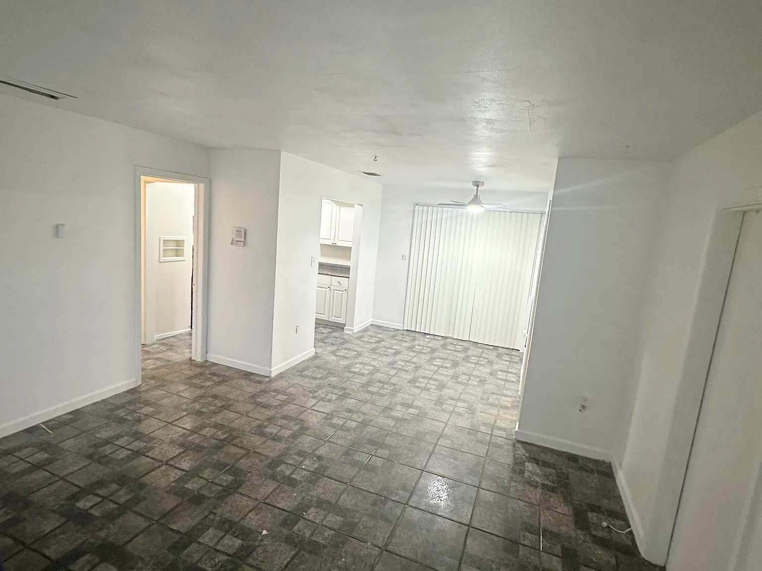 4 bed, 1094 sqft, $2,100 — Photo 2