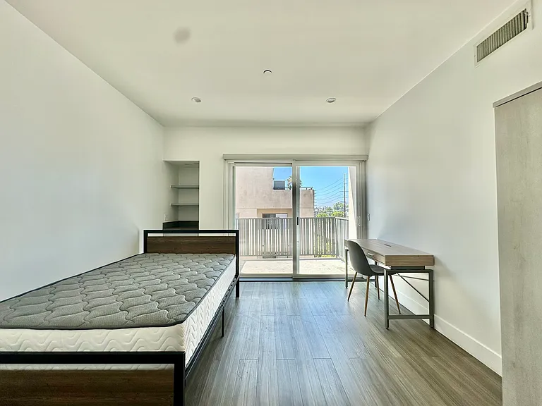 1515 Colby Ave — Photo 20