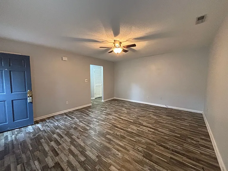 102 Hillside Ct — Photo 4