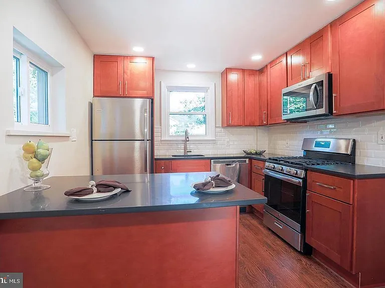 8511 Potomac Ave — Photo 11