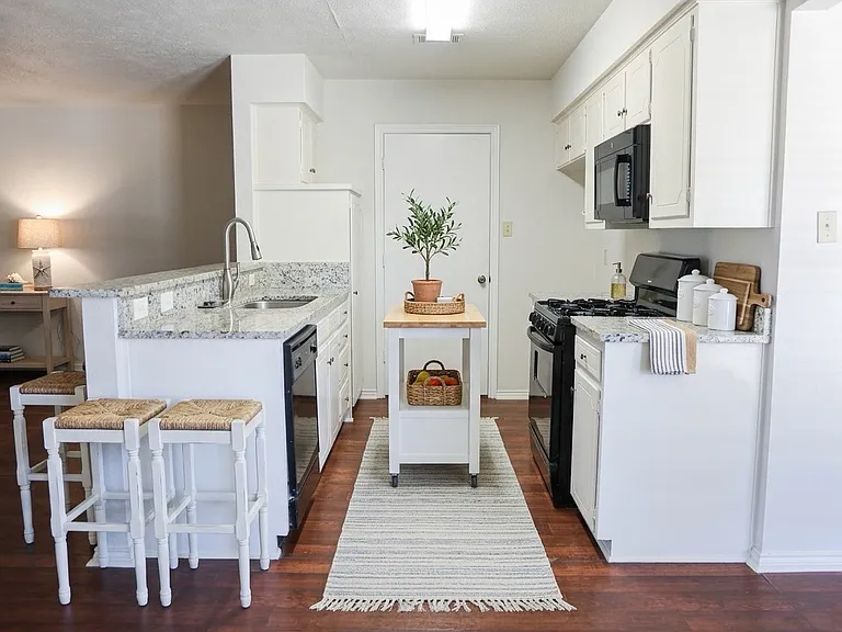 1302 Crescent St — Photo 12