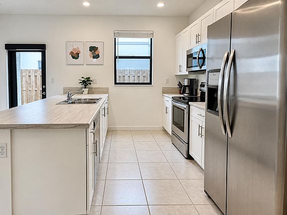 5th image of 520 SW 19th Way
