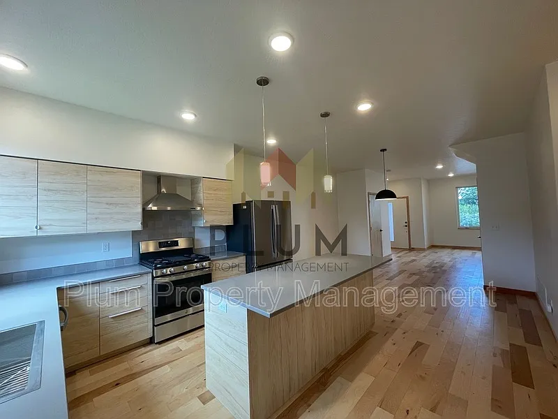3 bed, 2.5 bath, 1900 sqft, $3,095 — Photo 2
