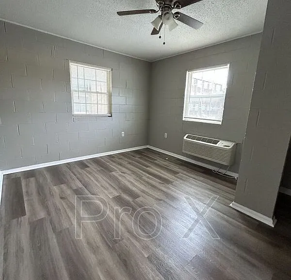 1411 S Broadway St — Photo 3
