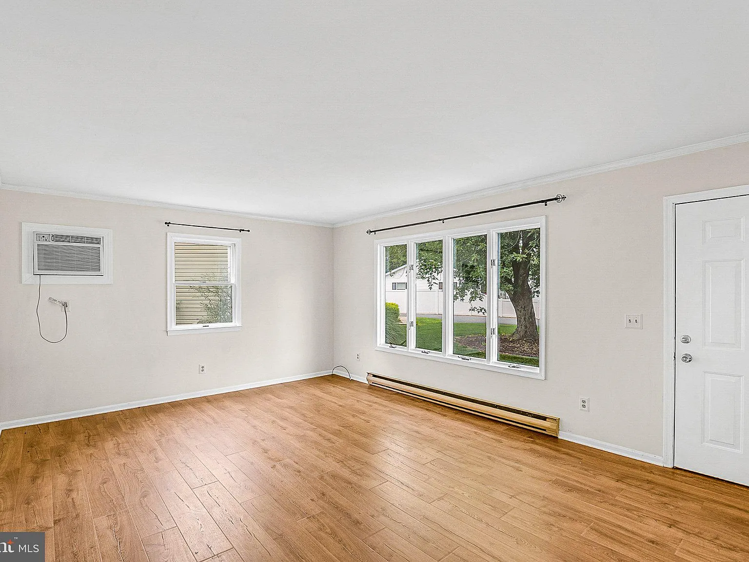 3 bed, 2.0 bath, 1232 sqft, $2,200 — Photo 2