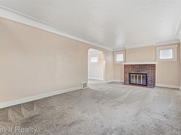 5th image of 7047 Barrie St