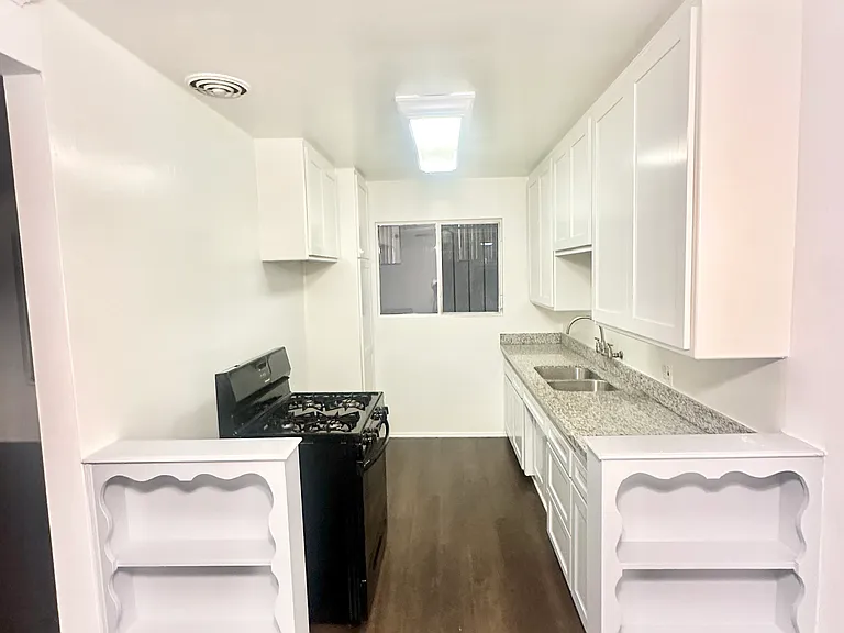 1015 N Edinburgh Ave — Photo 6