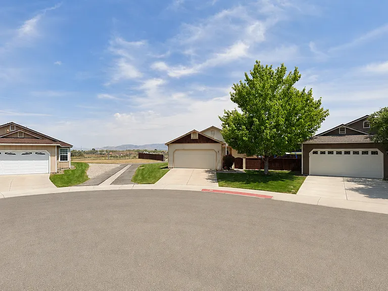 1785 Shamrock Cir — Photo 1