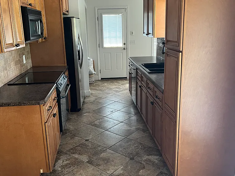 289 SW Erin Gln — Photo 3