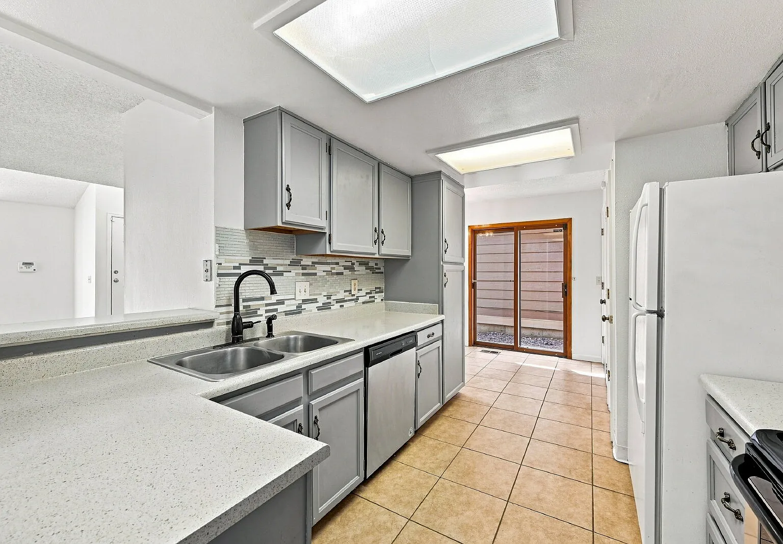 2 bed, 2.5 bath, 1321 sqft, $2,396 — Photo 4