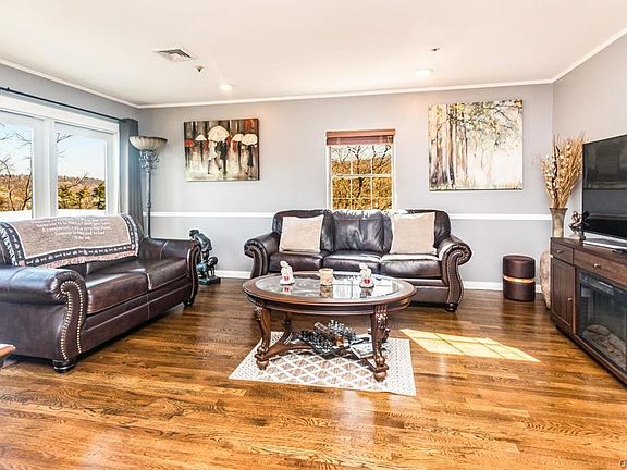 2nd image of 8 Nob Hill Dr #8