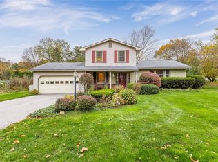 28 Glendower Cir, Pittsford, NY 14534