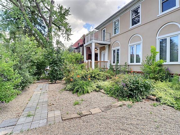 3rd image of 956 Victoria Ave