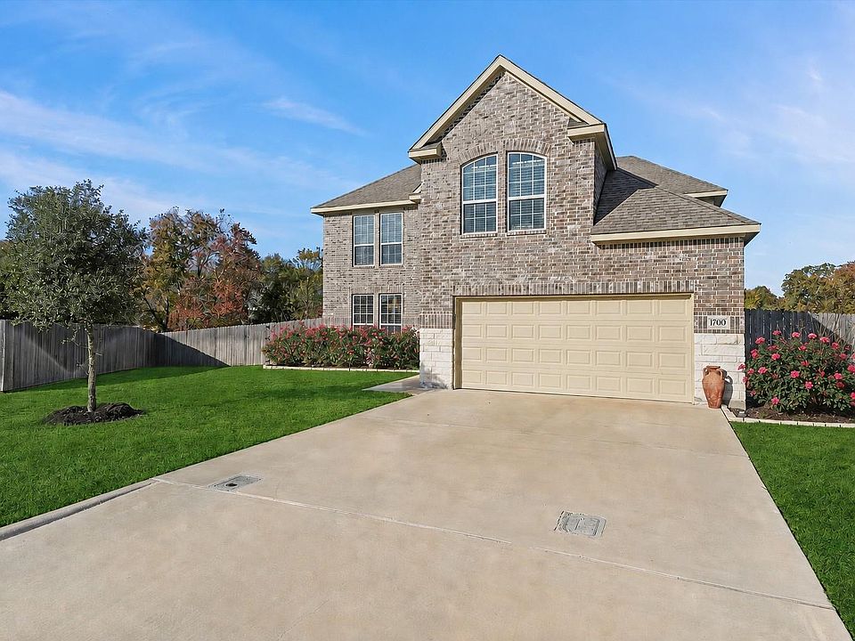 1st image of 1700 Twin Oaks Cir