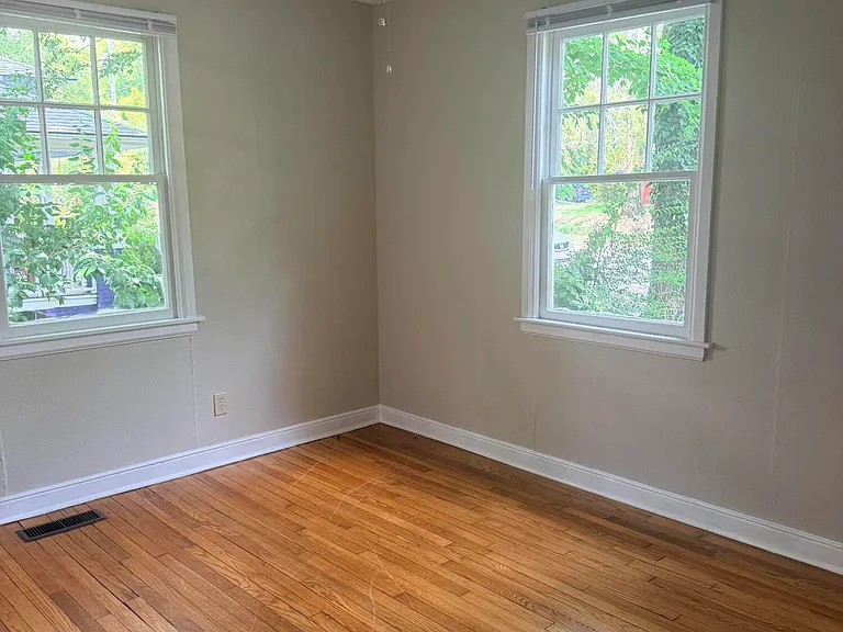 502 Frank St — Photo 9