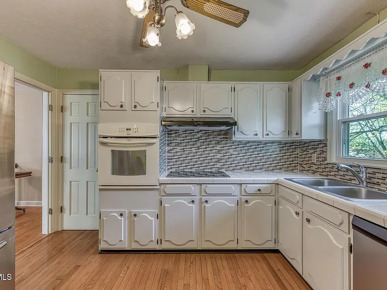 908 Meadow Ln — Photo 12