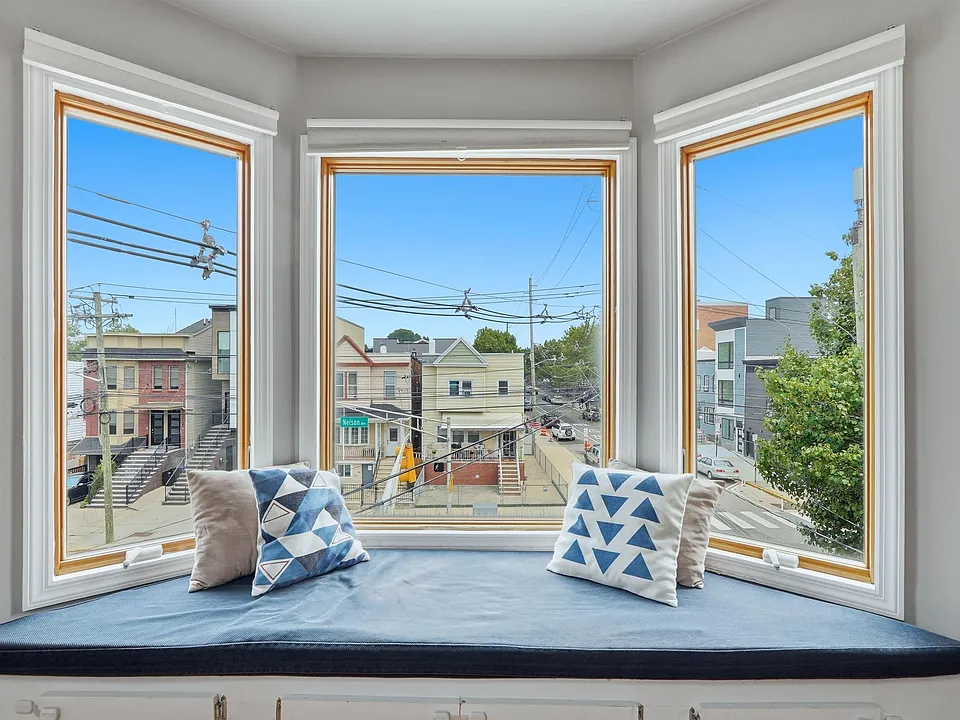 81 Nelson Ave #2X