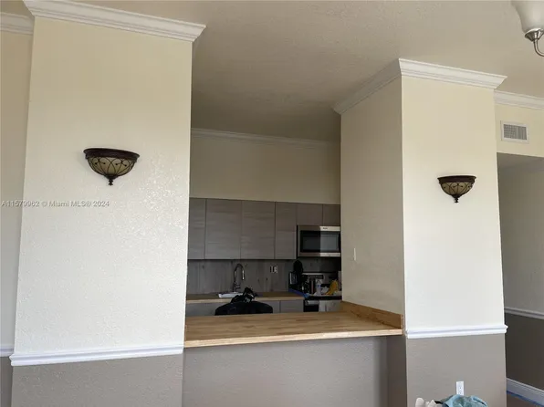 7420 W 20th Ave APT 332, Hialeah, FL 33016