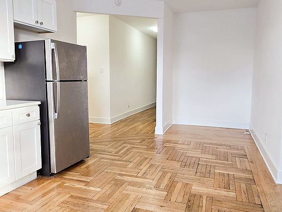 3rd image of 3021 Holland Ave #54