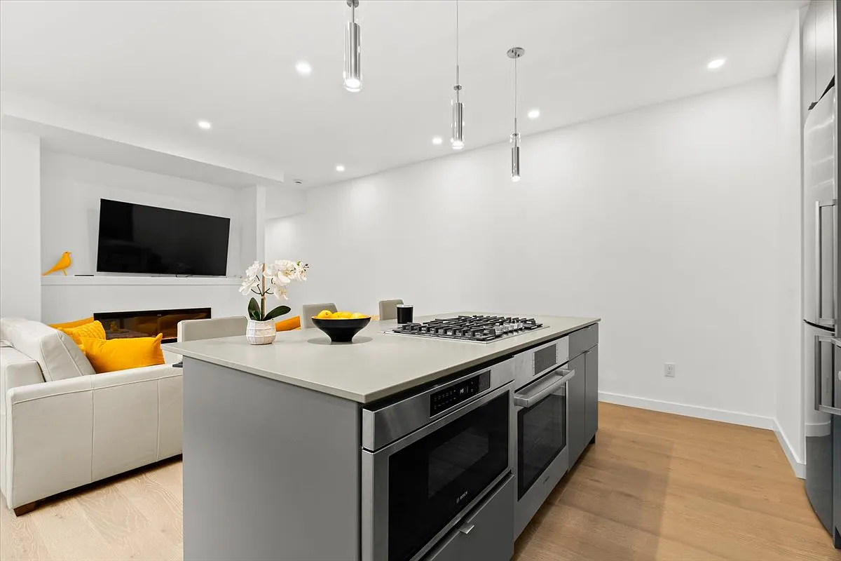 3 bed, 1361 sqft, $3,900 — Photo 1