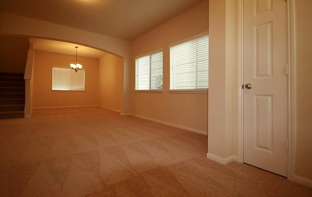 4 bed, 3.0 bath, 1554 sqft, $2,000 — Photo 2