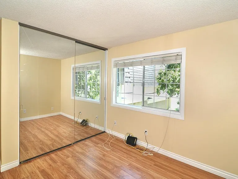 19200 Hamlin St #4 — Photo 4