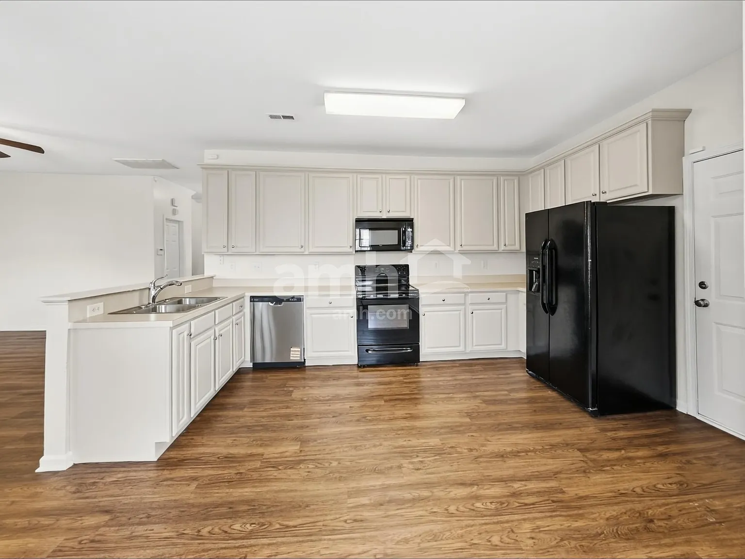 4 bed, 2.5 bath, 1848 sqft, $2,015 — Photo 3