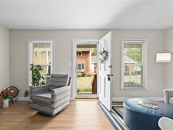 3rd image of 1007 Robin Hood Rd APT C