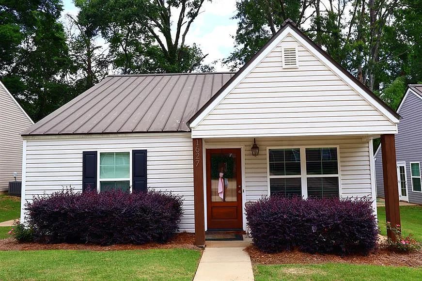 1627 Oxford Place — Photo 1