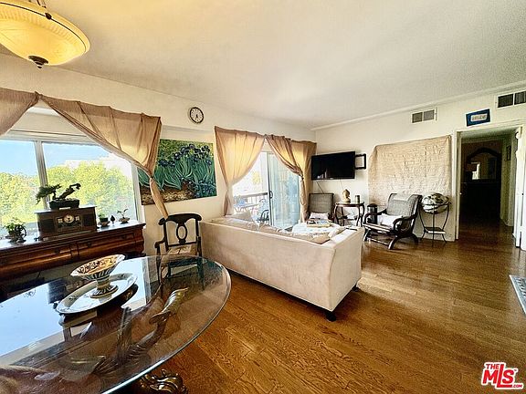 5th image of 622 S Barrington Ave APT 408