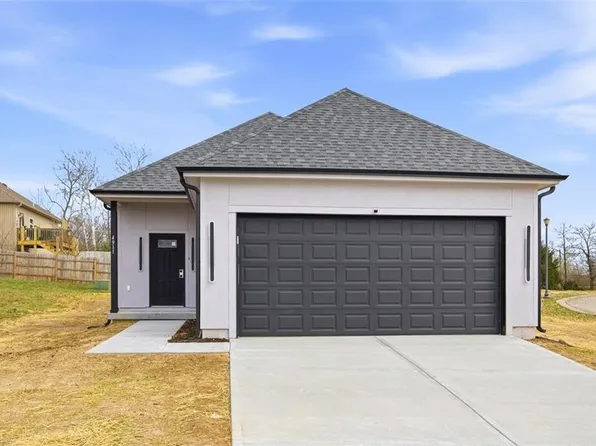 4911 S Hocker Dr, Kansas City, MO 64136