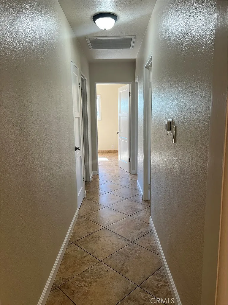 4 bed, 1800 sqft, $4,950 — Photo 4