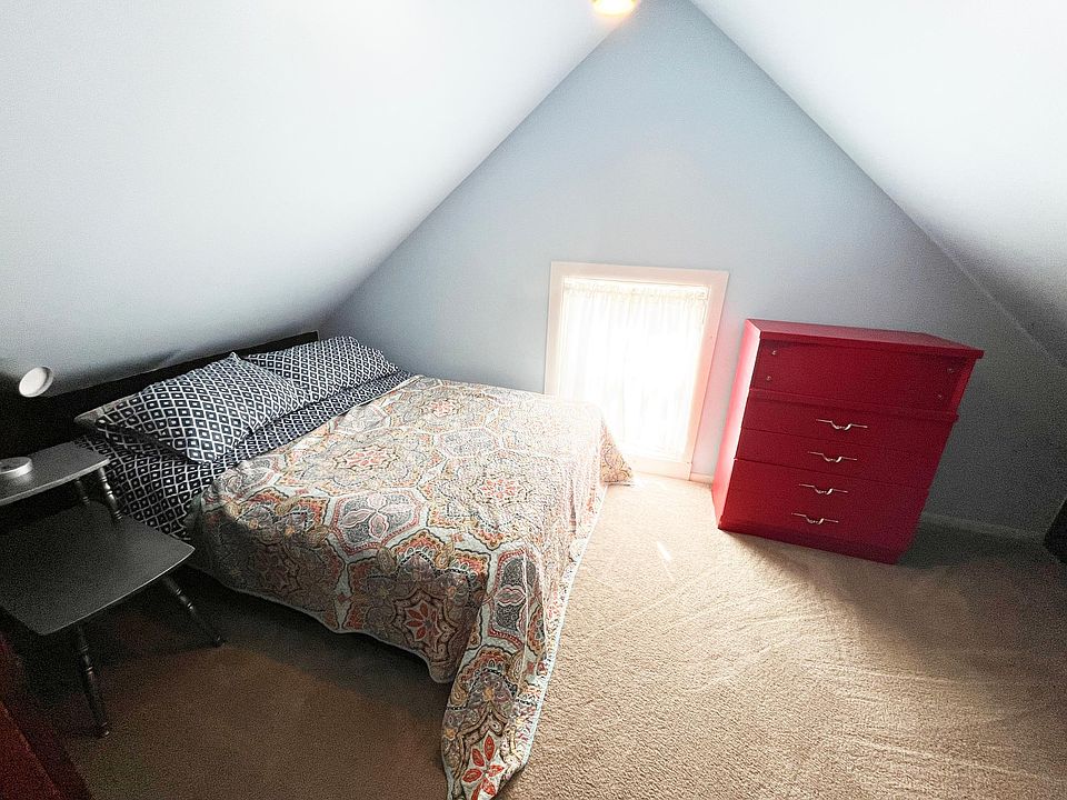 Small bedroom with Queen bed
